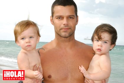 El cantante con los mellizos, en agosto de 2009 en Miami, cuando tenían un año.