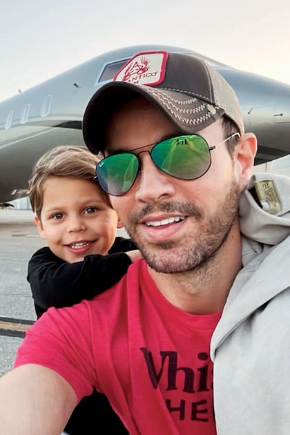 El cantante con su hijo Nicholas, a punto de irse de vacaciones en su avión privado.