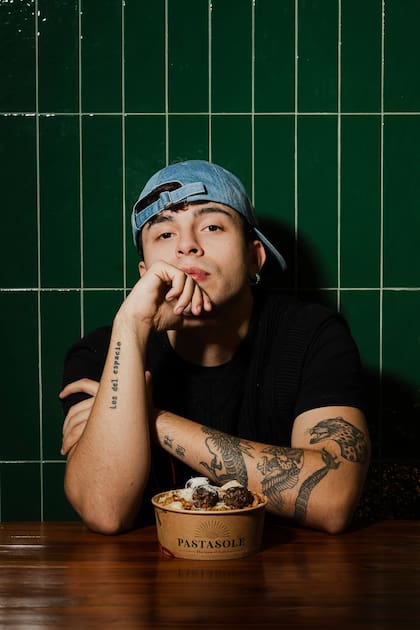 El cantante con un plato de sus pastas