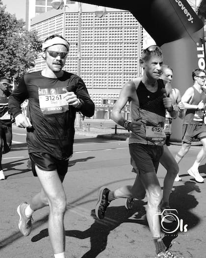 El cantante corrió a la par de otros maratonistas y completó el objetivo de cruzar la meta