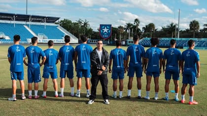 El cantante Daddy Yankee visitó al equipo de Puerto Rico durante uno de sus entrenamientos previos al partido contra la Argentina (Facebook/Federación Puertorriqueña de Fútbol)