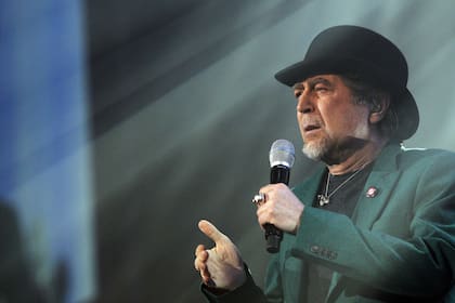 El cantante, de 71 años, se encontraba brindando un show en el Wizink Center de Madrid cuando cayó del escenario