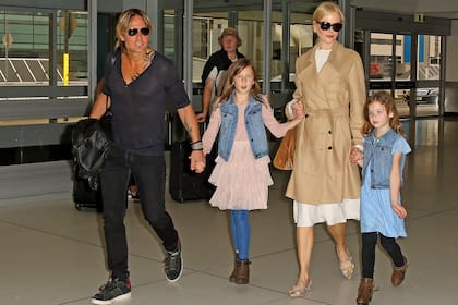 El cantante de country Keith Urban,
Sunday, su madre,
Nicole Kidman y
su hermana, Faith
Margaret.
En enero pasado,
tras diecinueve años
de matrimonio,
la pareja firmó el
divorcio
