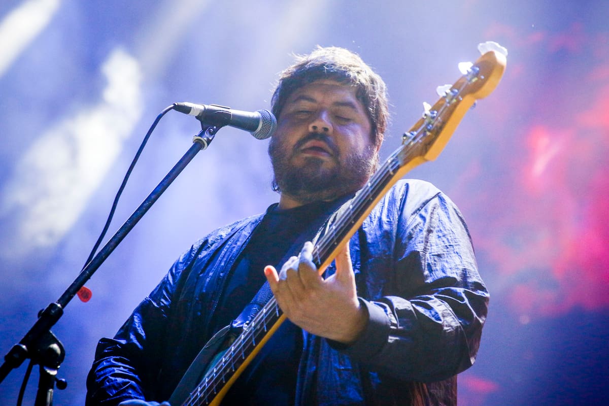 El cantante de El Mató a un Policía Motorizado, Santiago Motorizado, anoche sobre el escenario de un Movistar Arena lleno