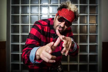 El cantante de los Decadentes habla de un nuevo tour y su lista de temas, da su receta contra el aburrimiento y repasa su colección de vinilos