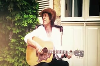Mick Jagger hace ejercicios y tareas hogareñas con un fin solidario
