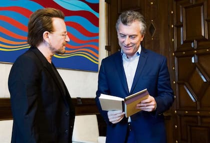 El cantante de U2 y el Presidente, en la Casa de Gobierno