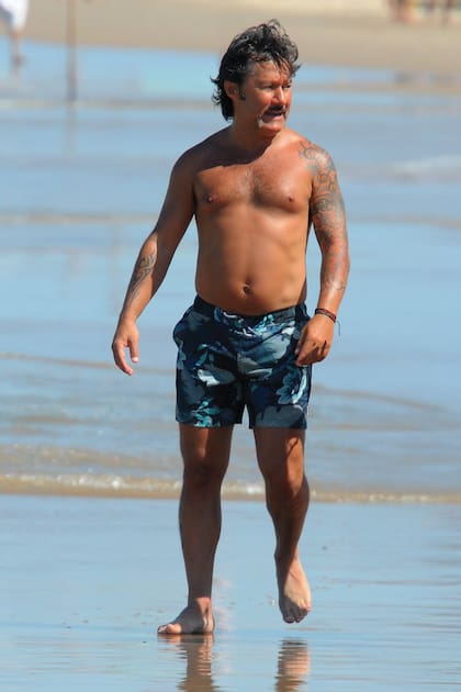 El cantante, en el mediodía del martes 10,
en la playa de José Ignacio
