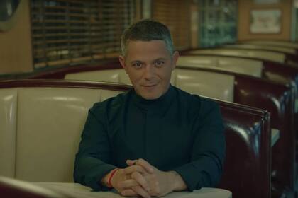 El cantante español presentó el primer single de su próximo disco, un tema que invita a reflexionar sobre "la obsesión de poseer cosas"