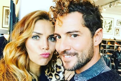 El cantante español recurrió a las redes sociales para confirmar que ya no es un hombre soltero