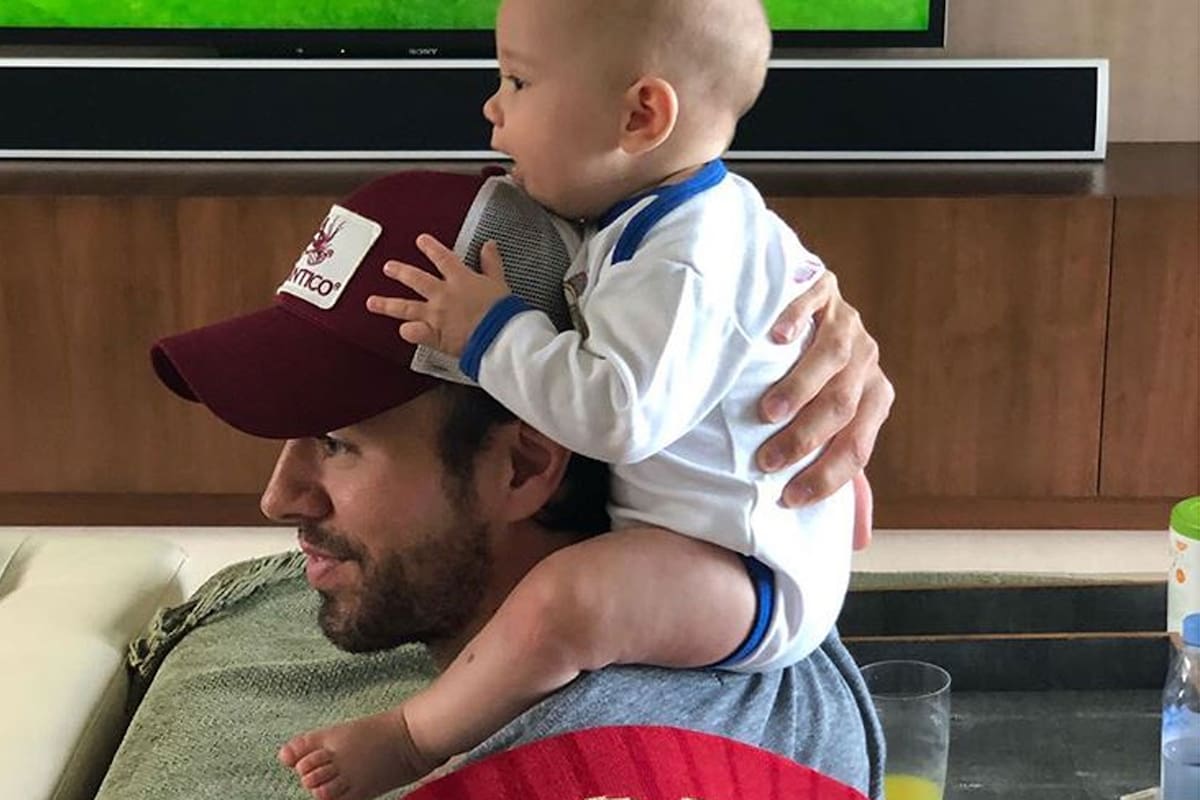 El cantante español y la tenista rusa vistieron a sus hijos con las camisetas de los países que se enfrentaron en el Mundial