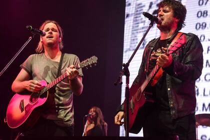 El cantante fue invitado por Ciro y Los Persas para tocar "Maradó" en su show del Polideportivo de Mar del Plata