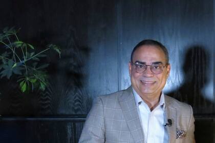 El cantante Gilberto Santa Rosa posa durante una entrevista para promover su álbum "Debut y segunda tanda Vol. II", en la Ciudad de México, el martes 29 de octubre de 2024. (Foto AP/Berenice Bautista)