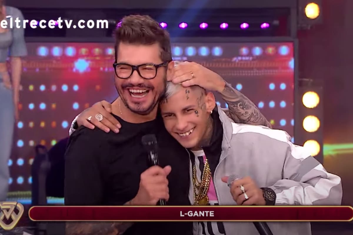 El cantante hizo reír al conductor de TV