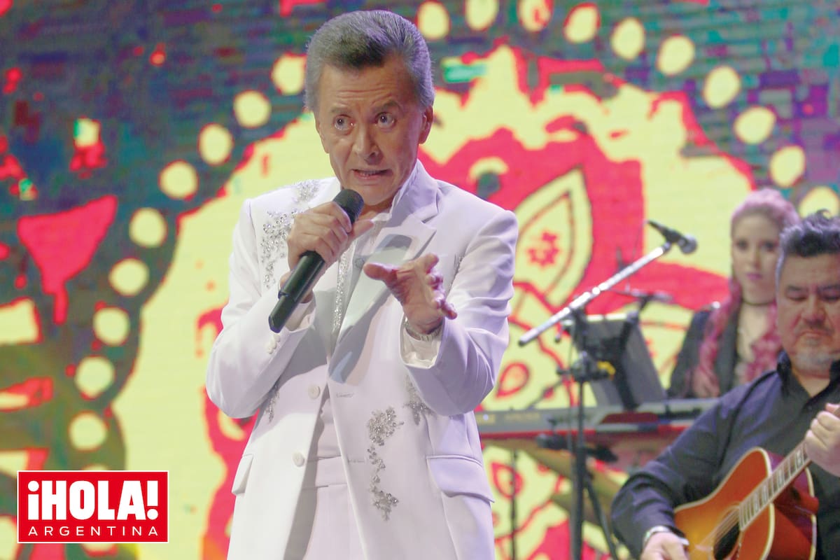 El cantante irrumpió en escena radiante con un traje blanco bordado, que entrada la noche cambió por otros sacos, entre ellos, uno de lentejuelas. El 11 fue el primer show en el marco de su gira “Gracias Tour Despedida”.