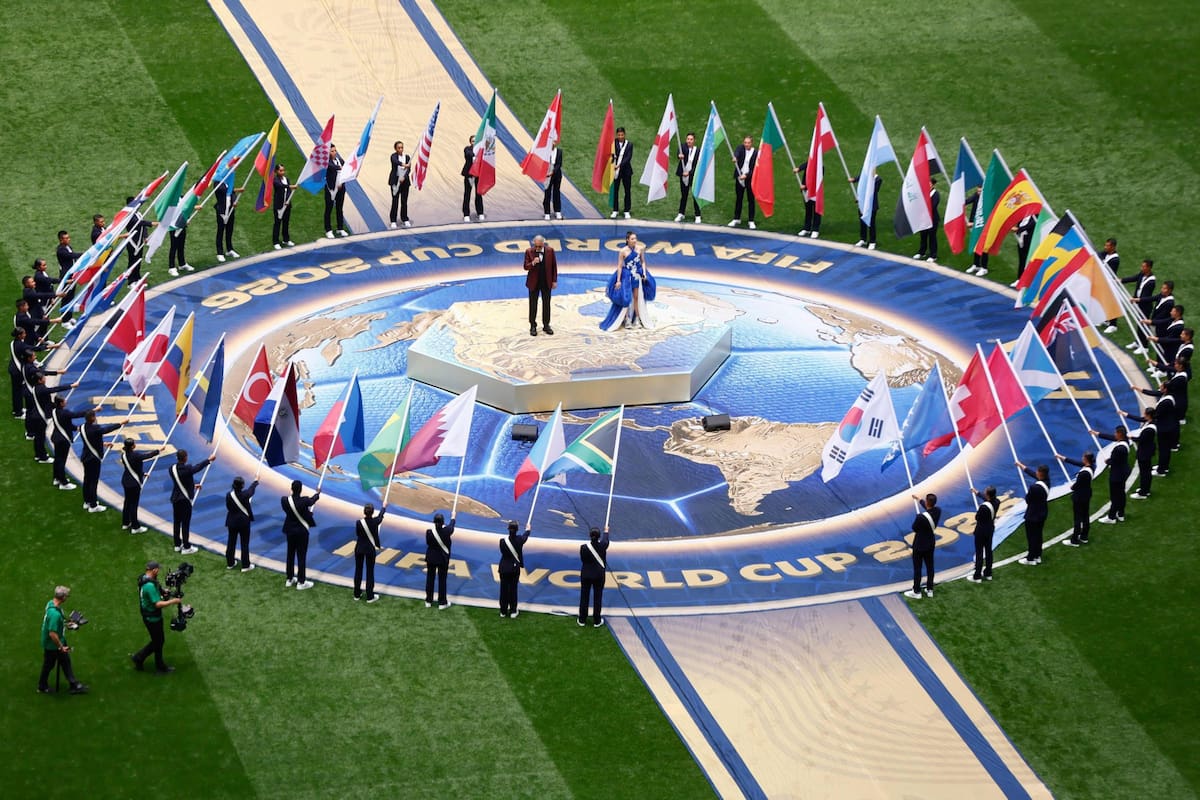 El cantante italiano Andrea Bocelli y el cantante y compositor surcoreano-estadounidense EJAE, durante la ceremonia de apertura previa al partido de fútbol del Grupo A de la Copa Mundial de 2026