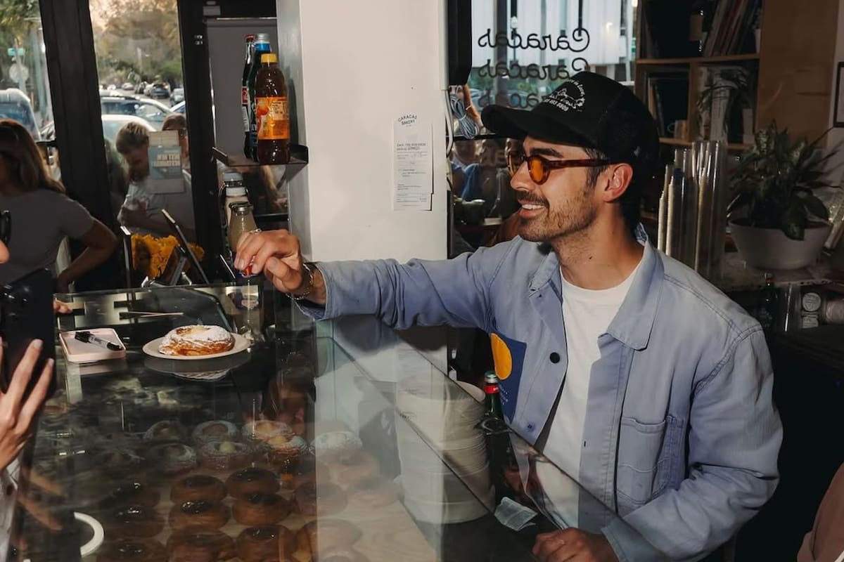 El cantante Joe Jonas fue panadero por un día en Caracas Bakery, una panadería venezolana en Miami