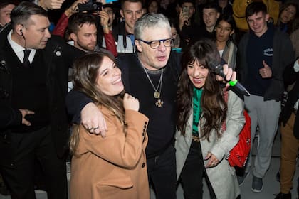 El cantante Juanse posa con Dalma y Gianinna Maradona en la presentación del avión Tango Dios