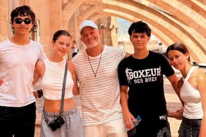 El cantante junto a sus cuatro hijos, Alexander, Manuela, Dylan y Alma