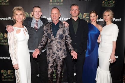 El cantante junto a Trudie y cuatro de sus seis hijos. De izquierda a derecha, Styler,
Giacomo, Sting, Joe, Fuchsia y Mickey Sumner. La familia asistió a la gala solidaria de
Rainforest, la ONG que fundó el matrimonio en 1988 para proteger las selvas tropicales
y defender los derechos de sus pueblos indígenas.