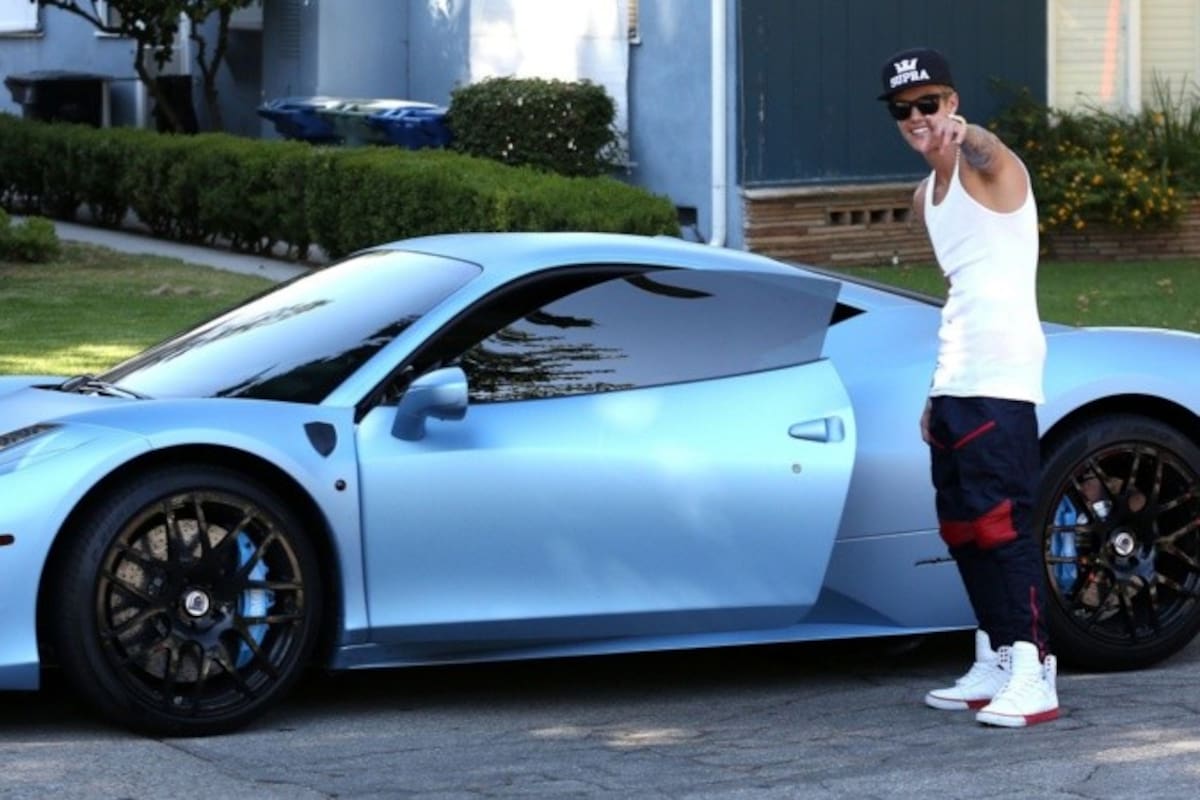 El cantante Justin Bieber tiene prohibido comprar autos Ferrari.