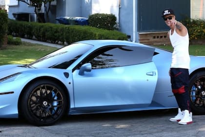 El cantante Justin Bieber tiene prohibido comprar autos Ferrari.