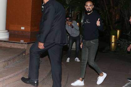 El cantante llega al hotel después de brindar un show en Punta del Este