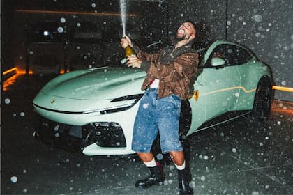 El cantante Maluma presumió en sus redes sociales la adquisición de su nuevo auto Ferrari; es el único en el mundo (Instagram/@maluma)