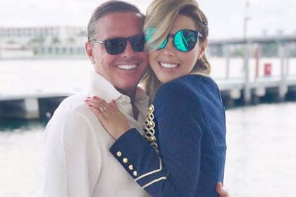 El cantante mexicano disfruta de un receso en su gira mundial acompañado por su novia, la periodista venezolana Desirée Ortíz