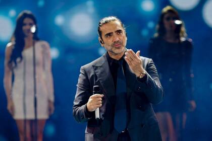 El cantante mexicano fue expulsado de un avión tras alarmar a los pasajeros con videos de un accidente aéreo