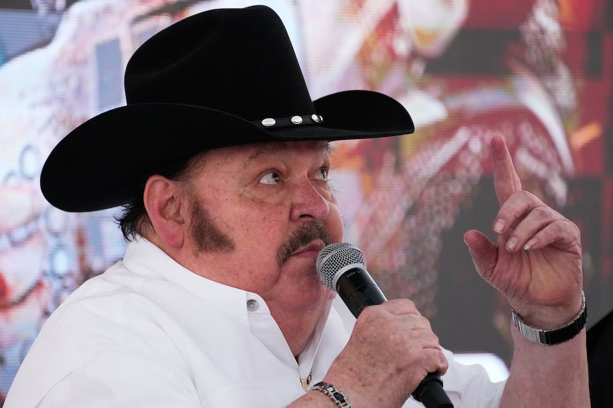 El cantante mexicano Ramón Ayala ofrece una conferencia de prensa en la Ciudad de México el jueves 1