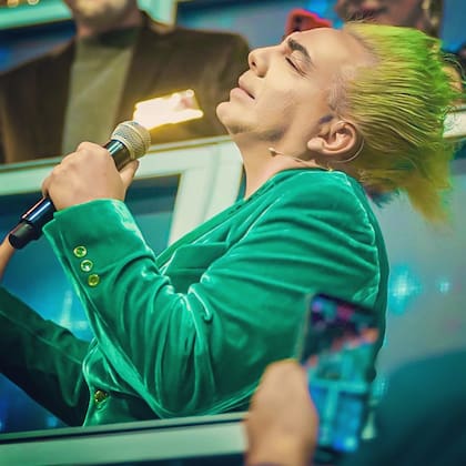 El cantante mexicano suele mostrar su personalidad en sus constantes cambios de look