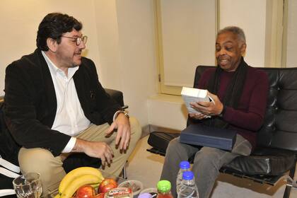 El cantautor recibió de parte del Ministro de Cultura de la Nación Pablo Avelluto una placa recordatoria de su paso por el Colón y una recopilación de las obras de Jorge Luis Borges