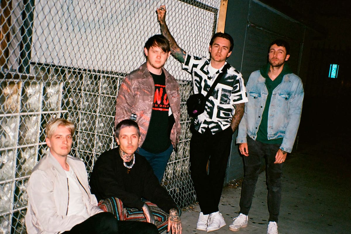 El cantante Oli Sykes (sentado, segundo desde la izquierda) se rompió las cuerdas semanas antes de visitar Argentina. “Pude descansar y evitar daños mayores, pero teníamos una agenda bastante complicada sobre el final y nos tocó cancelar unas cuantas fechas”, dice