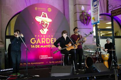 El cantante participó en una acción promocional de los premios que se entregarán en Mendoza, el 14 de mayo
