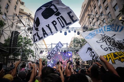 El cantante Patricio Fontanet, quien lideraba la banda Callejeros hace 18 años cuando ocurrió la masacre de Cromañón, dio esta tarde un recital en el Obelisco, en un nuevo aniversario del hecho