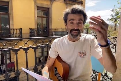 el cantante Pau Donés publicó el video de una nueva canción, llamada "Vuelvo"