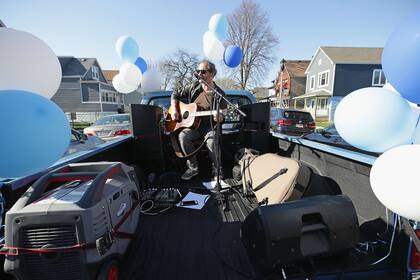 El cantante Phil Angotti ofrece un particular concierto desde la caja de su camioneta.