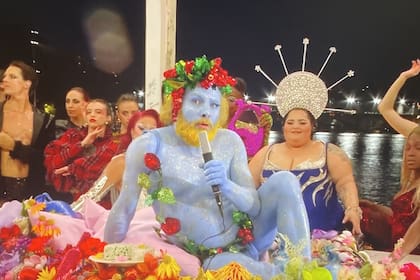 El cantante Philippe Katerine en otro momento que generó revuelo, con la presencia de drag queens en un cuadro artístico que hacía pensar en la Última Cena de Jesucristo con sus apóstoles