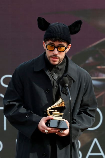 El cantante puertorriqueño Bad Bunny acepta el premio al Mejor Álbum Latino Pop o Urbano en la 63 Entrega Anual de los Premios Grammy en el Centro de Convenciones de Los Ángeles el 14 de marzo de 2021 en Los Ángeles, California