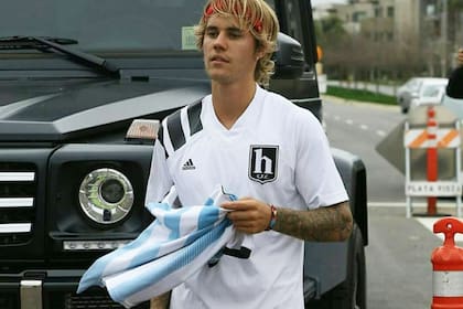 El cantante se enojó y no quiso fotos con el joven que es de Rosario; mirá el video