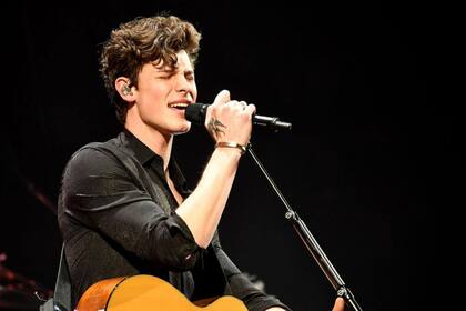 El cantante se mostró casi al desnudo en la flamante campaña