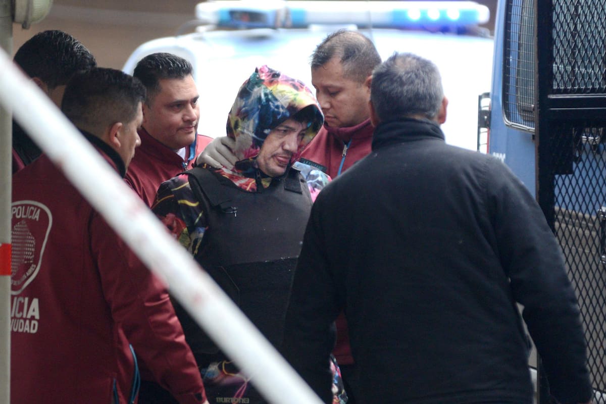 El cantante se negó ayer a declarar frente al juez Yadarola luego de reconocerse ante la prensa como el autor del asesinato de Cristian Díaz; antes de entregarse había buscado refugio en la villa 1-11-14