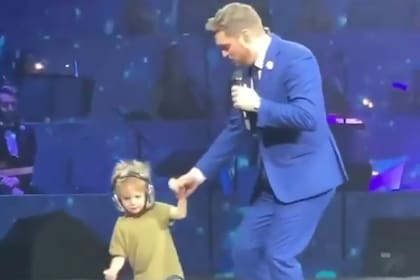 El cantante sorprendió a sus fans al subir al escenario a Elías, uno de los hijos que tuvo con Luisana Lopilato
