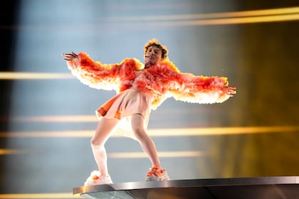El cantante suizo no binario Nemo interpreta la canción "The Code" durante el ensayo general de la segunda semifinal del Festival de la Canción de Eurovisión, en Malmö, Suecia, el miércoles 8 de mayo de 2024. (Foto AP/Martin Meissner)