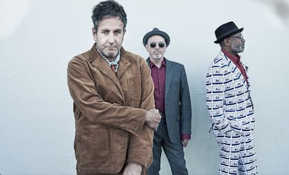 Terry Hall al frente, con el bajista, Horace Pante, y el guitarrista Lynval Golding