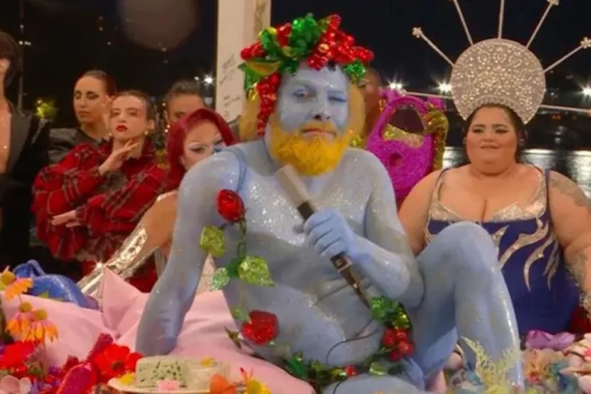 El cantante y actor francés Philippe Katerine como plato principal de un banquete que generó polémica.
