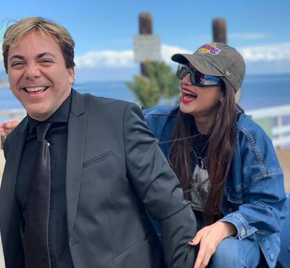 El cantante y su flamante novia muy cómplices durante sus vacaciones.