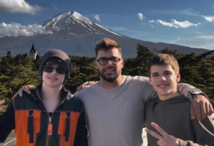 El cantante y sus hijos, Valentino y Matteo, visitaron Tokio (Foto: Instagram @ricky_martin)