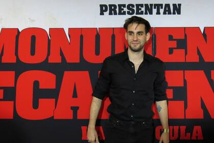 El cantautor argentino Florian llega al estreno de la película "Monumental Decadentes- La Película", en la Ciudad de México el lunes 2 de septiembre de 2024. (Foto AP/Berenice Bautista)